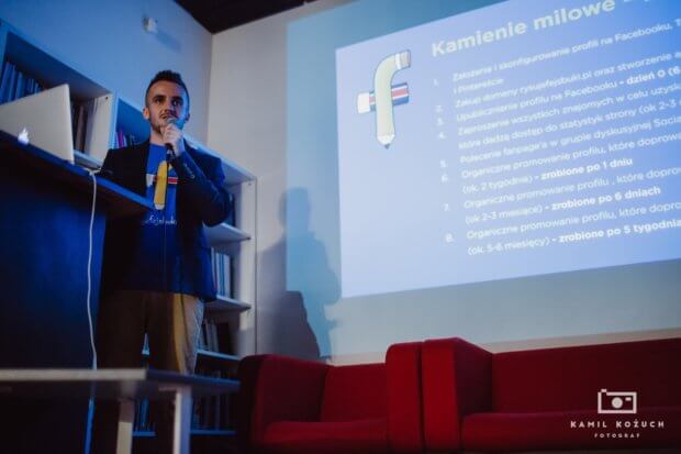 Tomasz Brusik podczas wystąpienia w 2016 roku na Czwartku Social Media w Krakowie